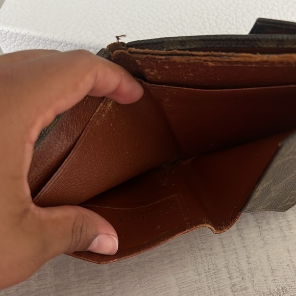 LV Wallets - Picture 13 of 14